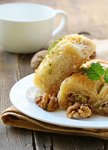 传统土耳其阿拉伯甜点带蜂蜜和坚果的B图片