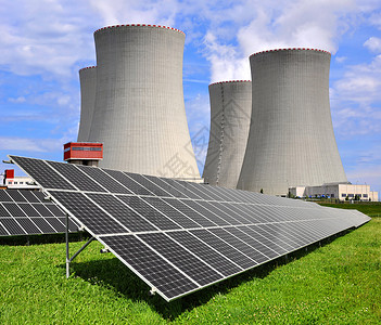 核电站前的太阳能电池板图片