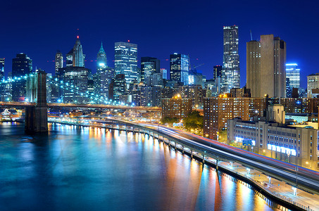 纽约市曼哈顿金融区夜幕的图片