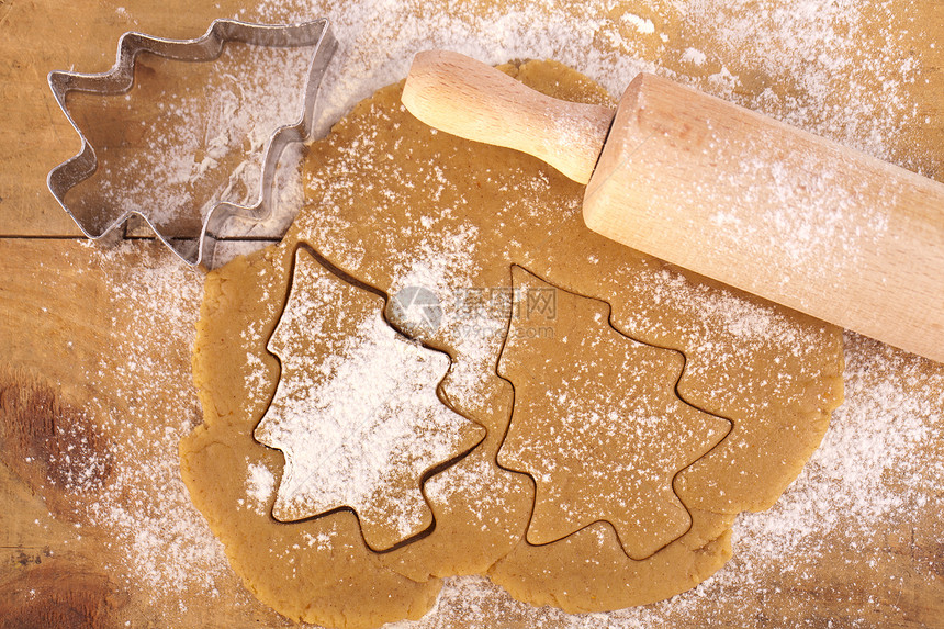 圣诞姜饼树干配有切割刀面粉和图片