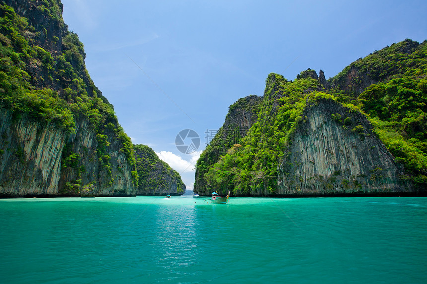 泰国南部的悬崖和清澈的大海皮岛图片