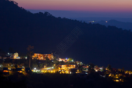 泰国小镇的夜景图片