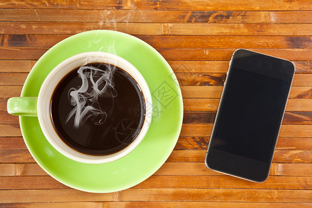 绿色一杯咖啡热咖啡智能手机图片