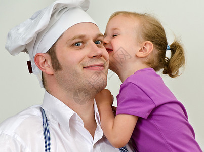 小女孩和她爸在厨房玩得开心图片