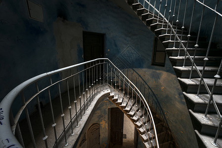 格朗盖旧内地楼梯上面有古老的楼梯图片