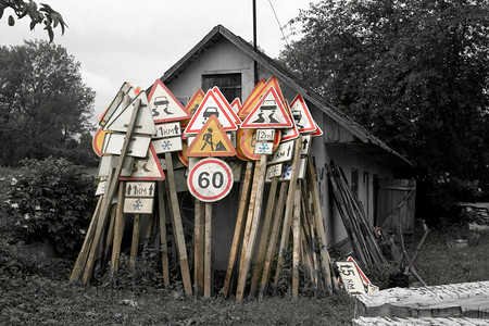 乌克兰交通附近废弃房屋的图片