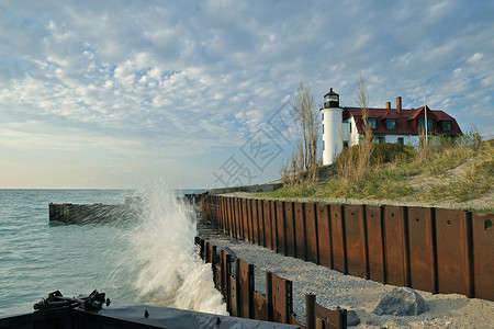 PointBetsie灯塔与飞溅的波浪图片