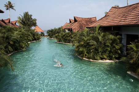 库玛拉孔在印度喀拉邦死水的度假小屋之间的大型游泳池里背景