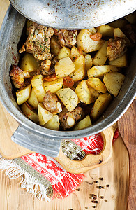 铁锅肉炖土豆图片