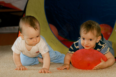 两个婴儿在室内玩耍图片