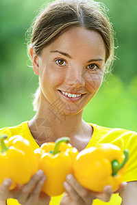 黑色头发的笑容美丽的年轻女子图片