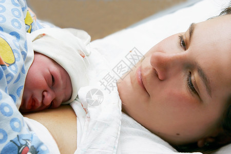 母亲和刚出生的婴儿的肖像高清图片