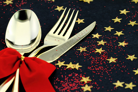 圣诞餐具勺子叉子和刀子堆背景图片