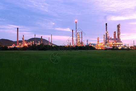 绿色草地有石油化石油炼厂的风图片