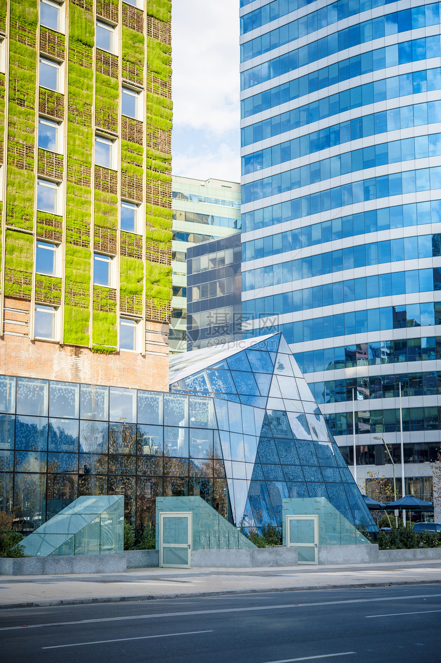 现代城市中的可持续建筑图片
