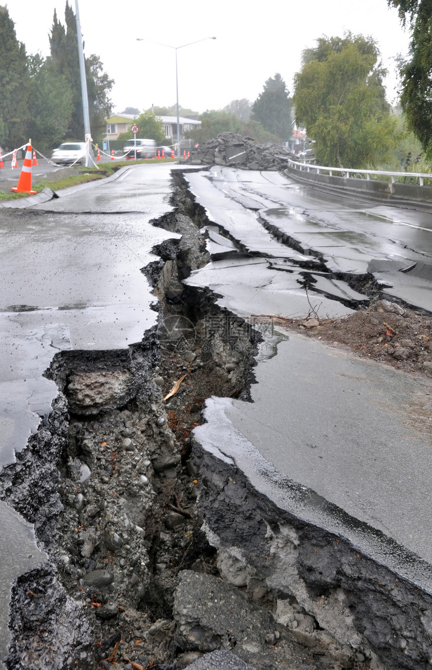 由于地震菲茨杰拉尔德大道桥上出现大裂缝图片