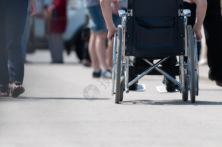 残疾人手持者坐在轮椅上无残疾图片