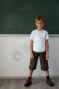 在黑板上快乐的小男孩图片