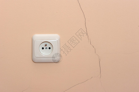 电源插座旁边墙上的裂缝图片