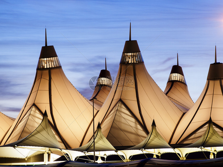 DIA在日出时的发光帐篷丹佛国际机场以尖顶屋而闻名屋顶的设图片