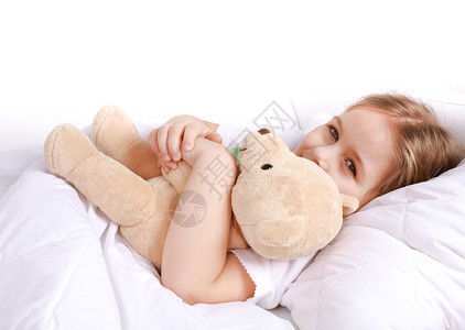 抱着泰迪熊睡觉的可爱女孩图片