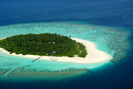 从上面的热带马尔代夫海岛图片