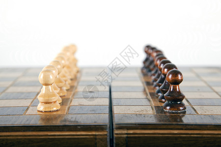 两队的象棋兵都在董事会的中图片