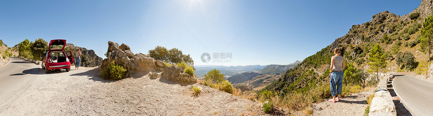 SierradeGrazalema公园全景照片女游客欣赏风景的壮丽景色停了车美丽的风景图片