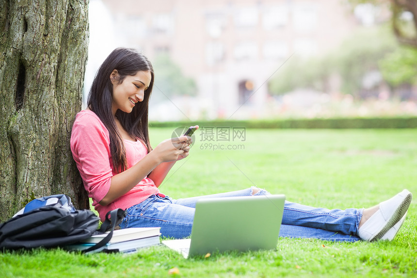 一位美丽的西班牙大学生在她的手机上发短图片