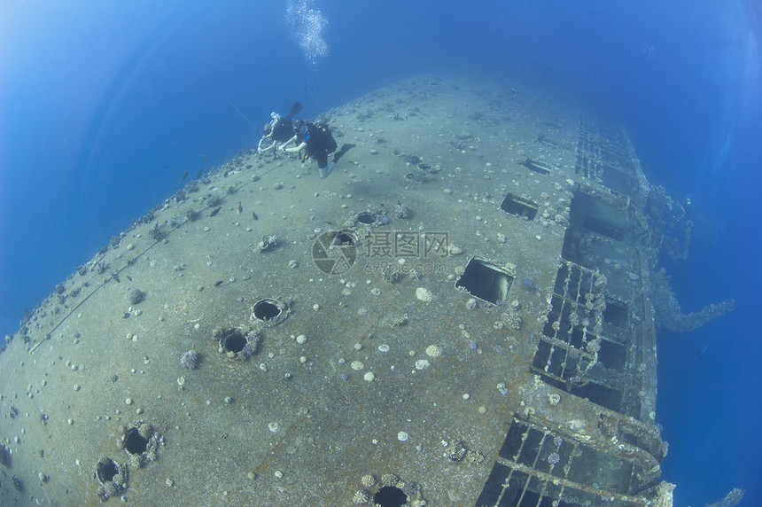 潜水员探索巨大的水下沉船图片