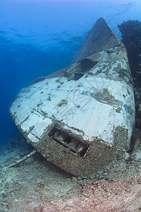 大型倾覆的水下沉船的上翘船头图片