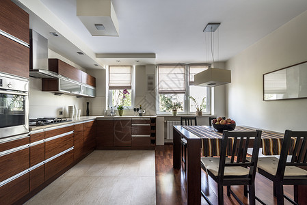 现代厨房内部有青铜饰面的图片