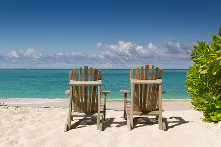 在海边美丽的沙滩上休息的椅子图片
