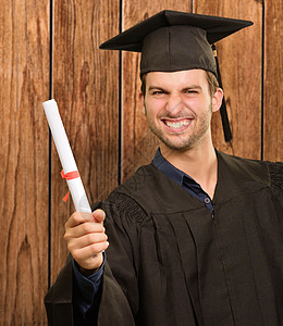 毕业男子在木材上图片