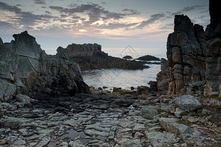黄昏时段的剧烈岩石海岸线东岛布里图片