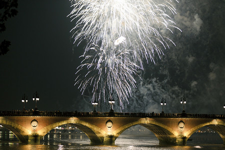 法国波尔多市石桥上的银色烟花图片
