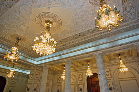 布加勒斯特议会带有水晶吊灯高清图片