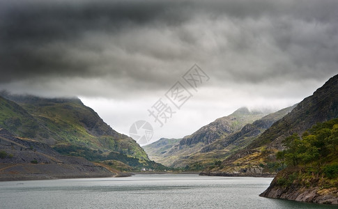 沿着Llanberis路向左边的GlyderFawr和在阴云笼罩的图片