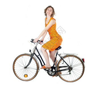 快乐的年轻女子骑着单车在白色图片