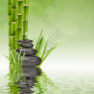 禅宗玄武岩石头和水中的竹子图片