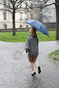 雨中奔跑的女人图片