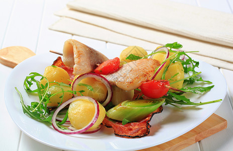 鱼串和土豆配韭菜和芝麻菜图片