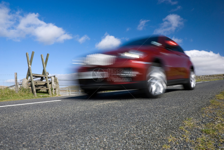 红车在空山路上超速行驶在英国德文达特图片