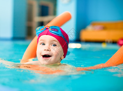 快乐的小女孩游泳图片