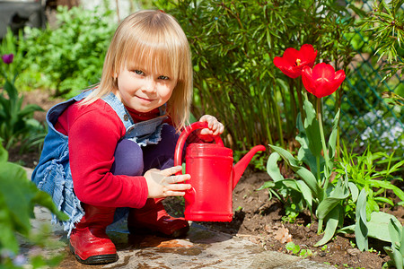 罗斯林小女孩与红色喷壶合影背景