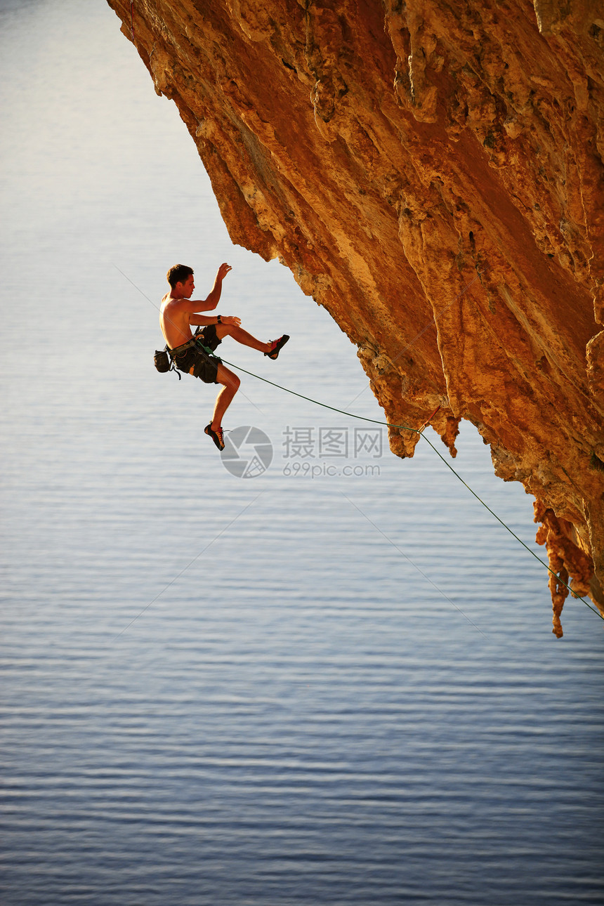 攀岩者倒在悬崖上图片