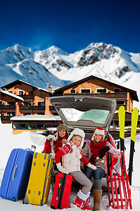 寒假滑雪旅行带行李的家庭图片
