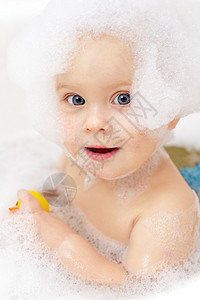 沐浴在肥皂水中的小女婴背景图片