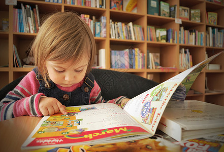 在图书馆看书的小女孩图片