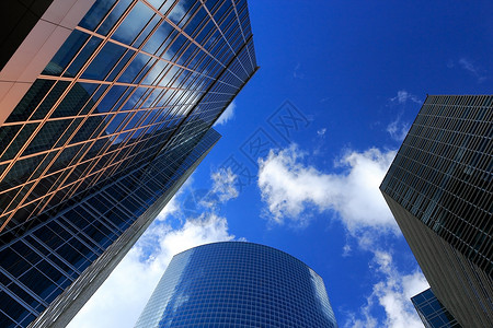 高现代的摩天大楼向往天空背景图片